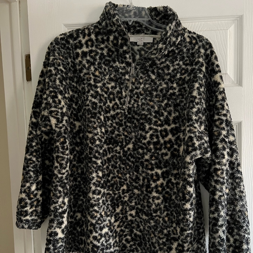 WOMEN'S SHORTHAIR SHERPA 1/4 ZIP TOP, barely worn.